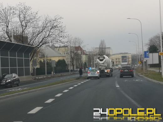 Kierujący betoniarką skasował bmw. Kolizja na Nysy Łużyckiej w Opolu