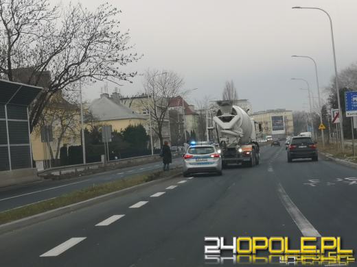 Kierujący betoniarką skasował bmw. Kolizja na Nysy Łużyckiej w Opolu