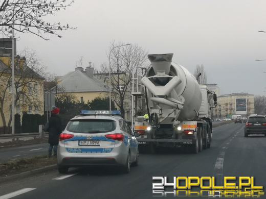 Kierujący betoniarką skasował bmw. Kolizja na Nysy Łużyckiej w Opolu
