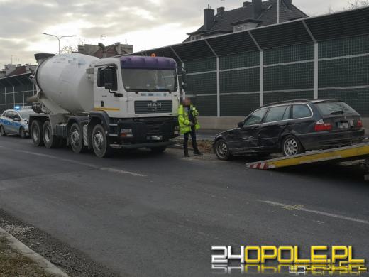 Kierujący betoniarką skasował bmw. Kolizja na Nysy Łużyckiej w Opolu