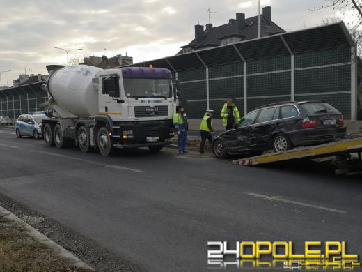 Kierujący betoniarką skasował bmw. Kolizja na Nysy Łużyckiej w Opolu