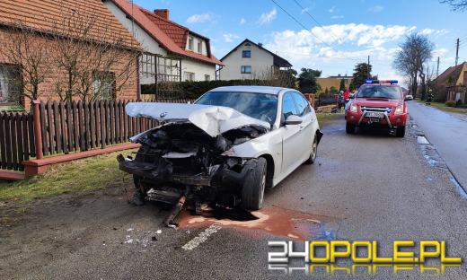 Krasków: Samochód wypadł z drogi i wjechał w ogrodzenie posesji