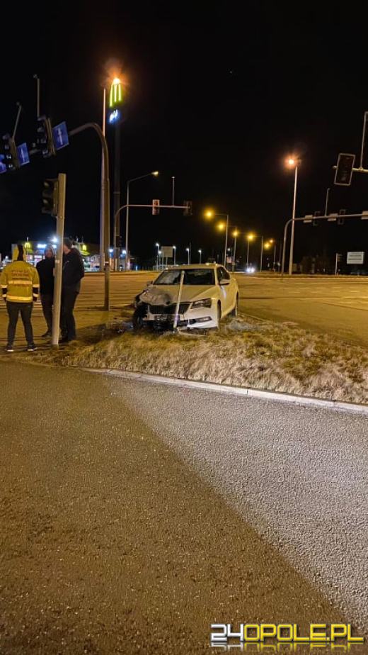 Zderzenie pojazdów na obwodnicy Opola. Poszkodowana kobieta trafiła do szpitala