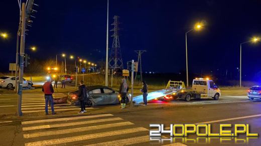 Zderzenie pojazdów na obwodnicy Opola. Poszkodowana kobieta trafiła do szpitala