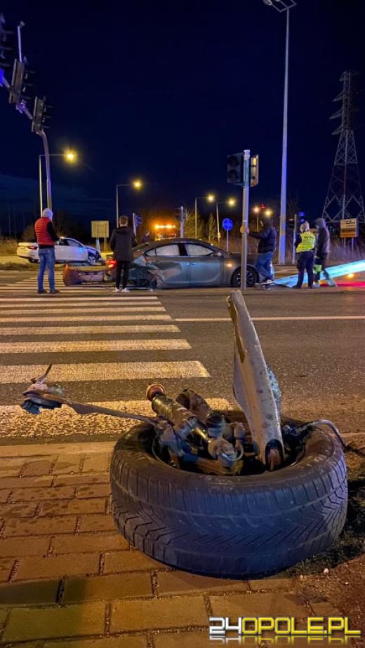 Zderzenie pojazdów na obwodnicy Opola. Poszkodowana kobieta trafiła do szpitala