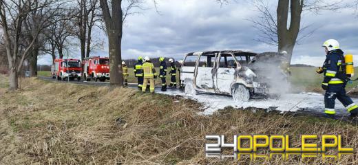 Pożar busa na drodze w powiecie głubczyckim