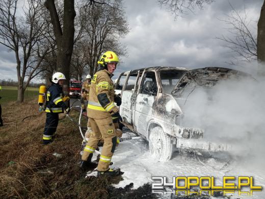 Pożar busa na drodze w powiecie głubczyckim