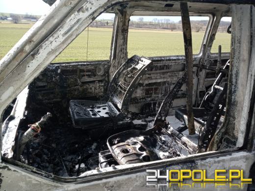 Pożar busa na drodze w powiecie głubczyckim