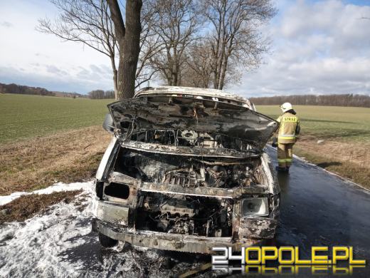 Pożar busa na drodze w powiecie głubczyckim