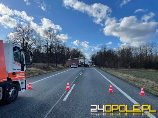 Zablokowana DK46 po zderzeniu samochodu ciężarowego i busa