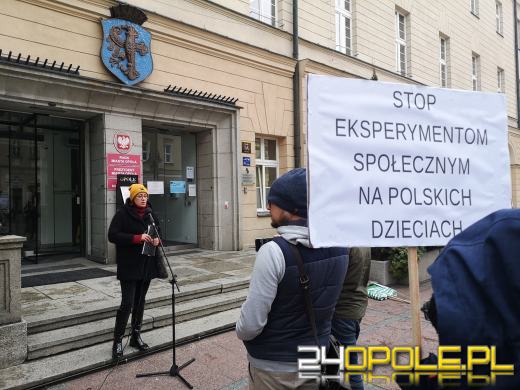 Rodzice protestują przeciw zdalnej nauce