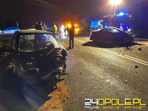 Wypadek w Schodni. Jedna osoba zakleszczona w pojeździe
