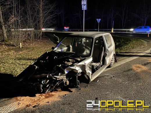 Wypadek w Schodni. Jedna osoba zakleszczona w pojeździe