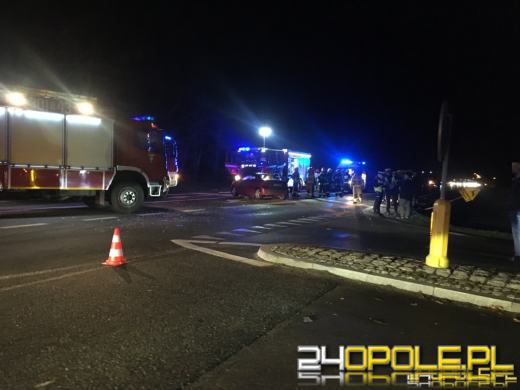 Wypadek w Schodni. Jedna osoba zakleszczona w pojeździe