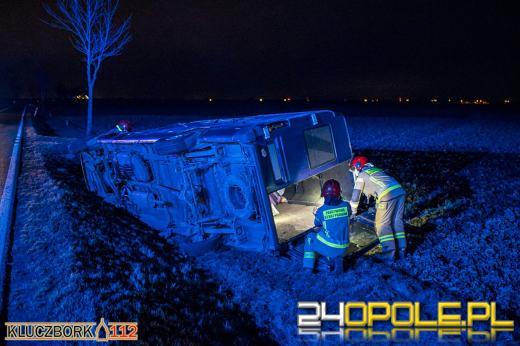 Bus, którym podróżowały 4 osoby uderzył w samochód ciężarowy