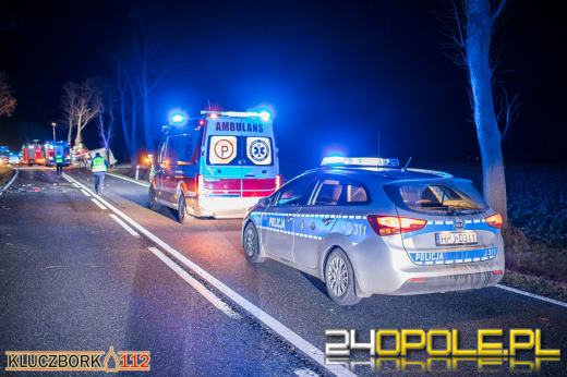 Bus, którym podróżowały 4 osoby uderzył w samochód ciężarowy