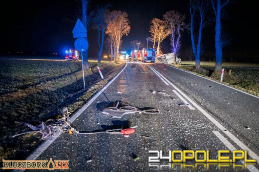 Bus, którym podróżowały 4 osoby uderzył w samochód ciężarowy