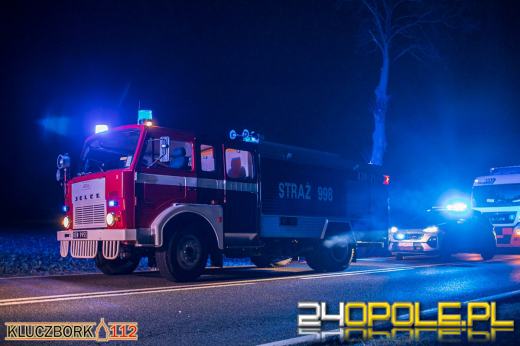 Bus, którym podróżowały 4 osoby uderzył w samochód ciężarowy