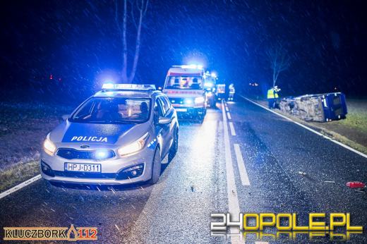 Bus, którym podróżowały 4 osoby uderzył w samochód ciężarowy