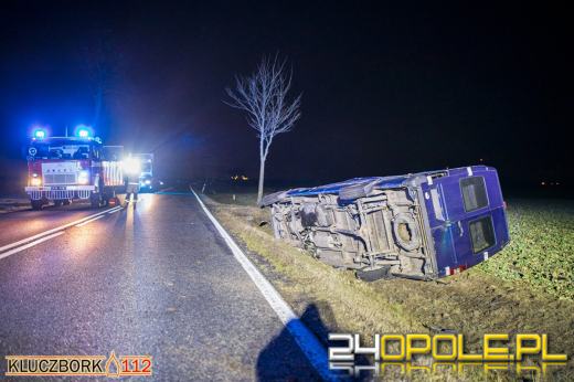 Bus, którym podróżowały 4 osoby uderzył w samochód ciężarowy