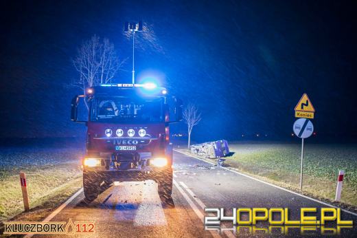 Bus, którym podróżowały 4 osoby uderzył w samochód ciężarowy