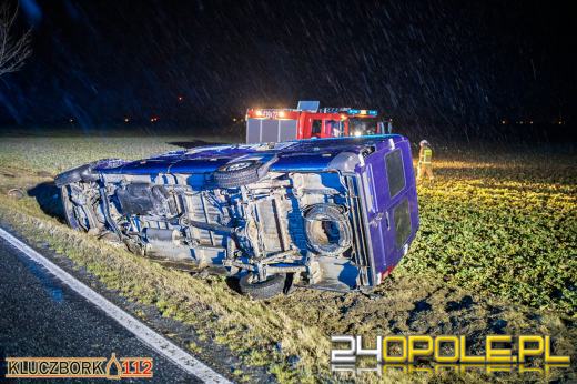 Bus, którym podróżowały 4 osoby uderzył w samochód ciężarowy