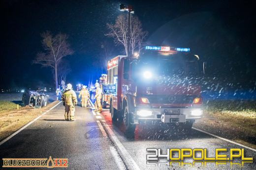 Bus, którym podróżowały 4 osoby uderzył w samochód ciężarowy