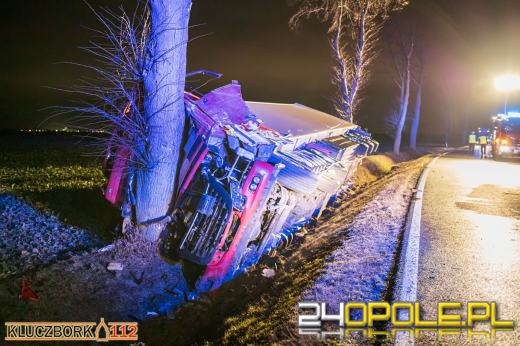 Bus, którym podróżowały 4 osoby uderzył w samochód ciężarowy