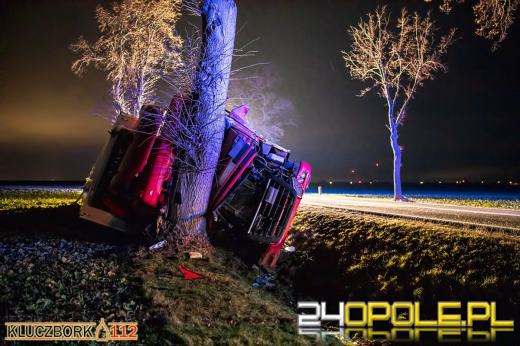 Bus, którym podróżowały 4 osoby uderzył w samochód ciężarowy