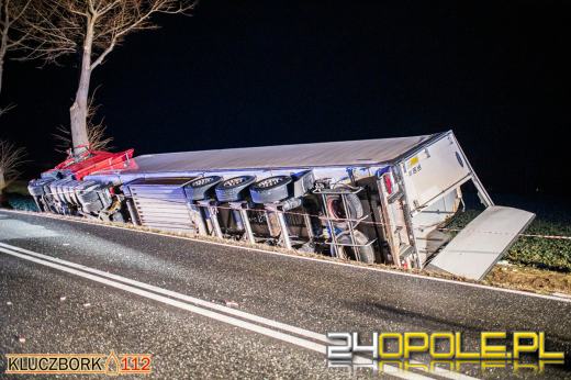Bus, którym podróżowały 4 osoby uderzył w samochód ciężarowy
