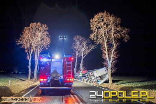 Bus, którym podróżowały 4 osoby uderzył w samochód ciężarowy