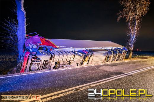 Bus, którym podróżowały 4 osoby uderzył w samochód ciężarowy