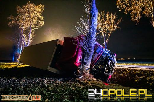 Bus, którym podróżowały 4 osoby uderzył w samochód ciężarowy