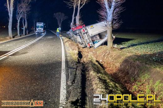 Bus, którym podróżowały 4 osoby uderzył w samochód ciężarowy