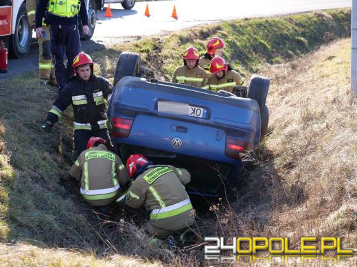 Młody kierowca dachował w rowie w Cisku