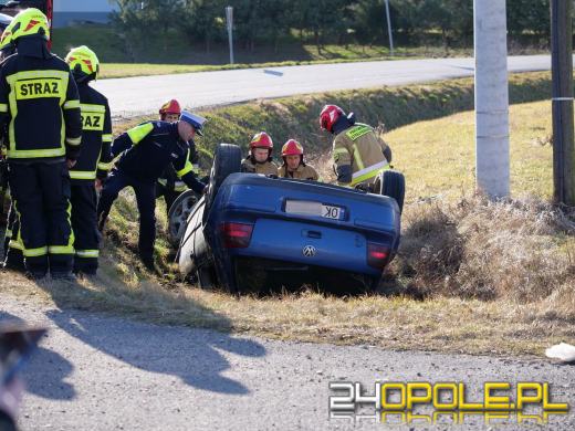 Młody kierowca dachował w rowie w Cisku