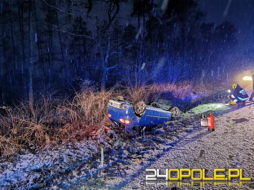 Niebezpieczne warunki na drogach. Dachowanie pojazdu w Cisowej