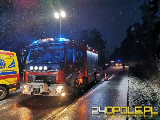 Niebezpieczne warunki na drogach. Dachowanie pojazdu w Cisowej