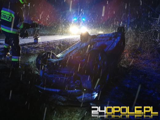 Niebezpieczne warunki na drogach. Dachowanie pojazdu w Cisowej