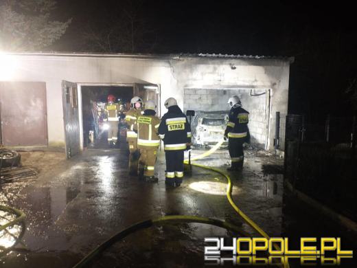 Pożar garażu w Pągowie. Spłonął samochód osobowy