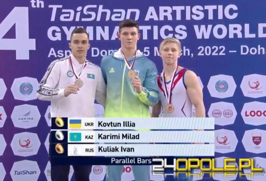 Litera "Z" "swastyką" w rękach popierających działania Putina