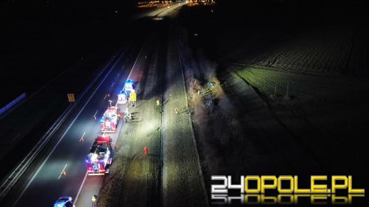 Wypadek na 237 km A4. Dwie osobówki wypadły z drogi