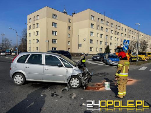 Zderzenie pojazdów na skrzyżowaniu w Opolu. Są utrudnienia 
