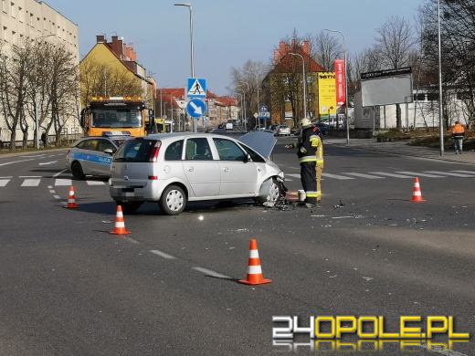 Zderzenie pojazdów na skrzyżowaniu w Opolu. Są utrudnienia 