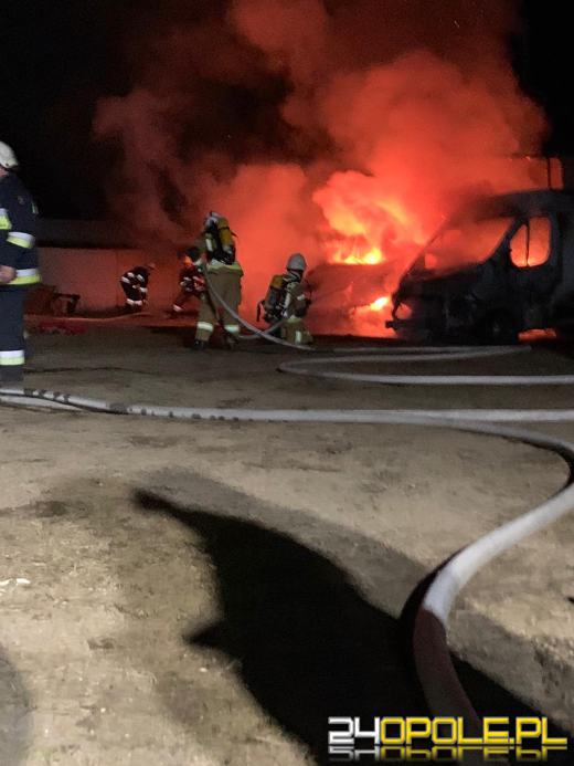 Nocny pożar dwóch samochodów osobowych w gminie Ozimek