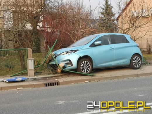 Wypadek w Lędzinach. Samochód osobowy uderzył w ogrodzenie posesji