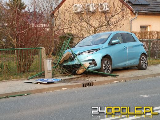 Wypadek w Lędzinach. Samochód osobowy uderzył w ogrodzenie posesji