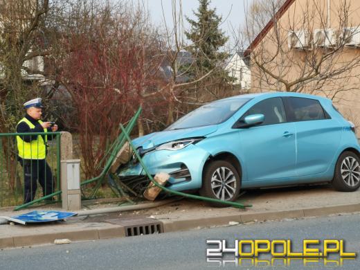 Wypadek w Lędzinach. Samochód osobowy uderzył w ogrodzenie posesji