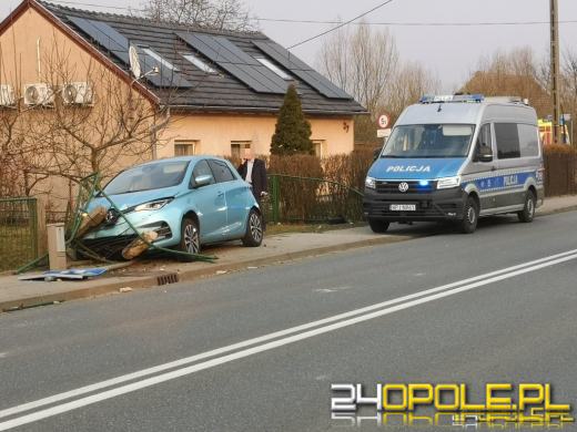 Wypadek w Lędzinach. Samochód osobowy uderzył w ogrodzenie posesji