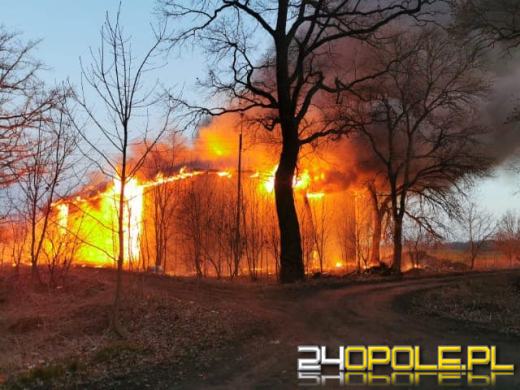 Ogromny pożar stodoły w powiecie Kluczborskim